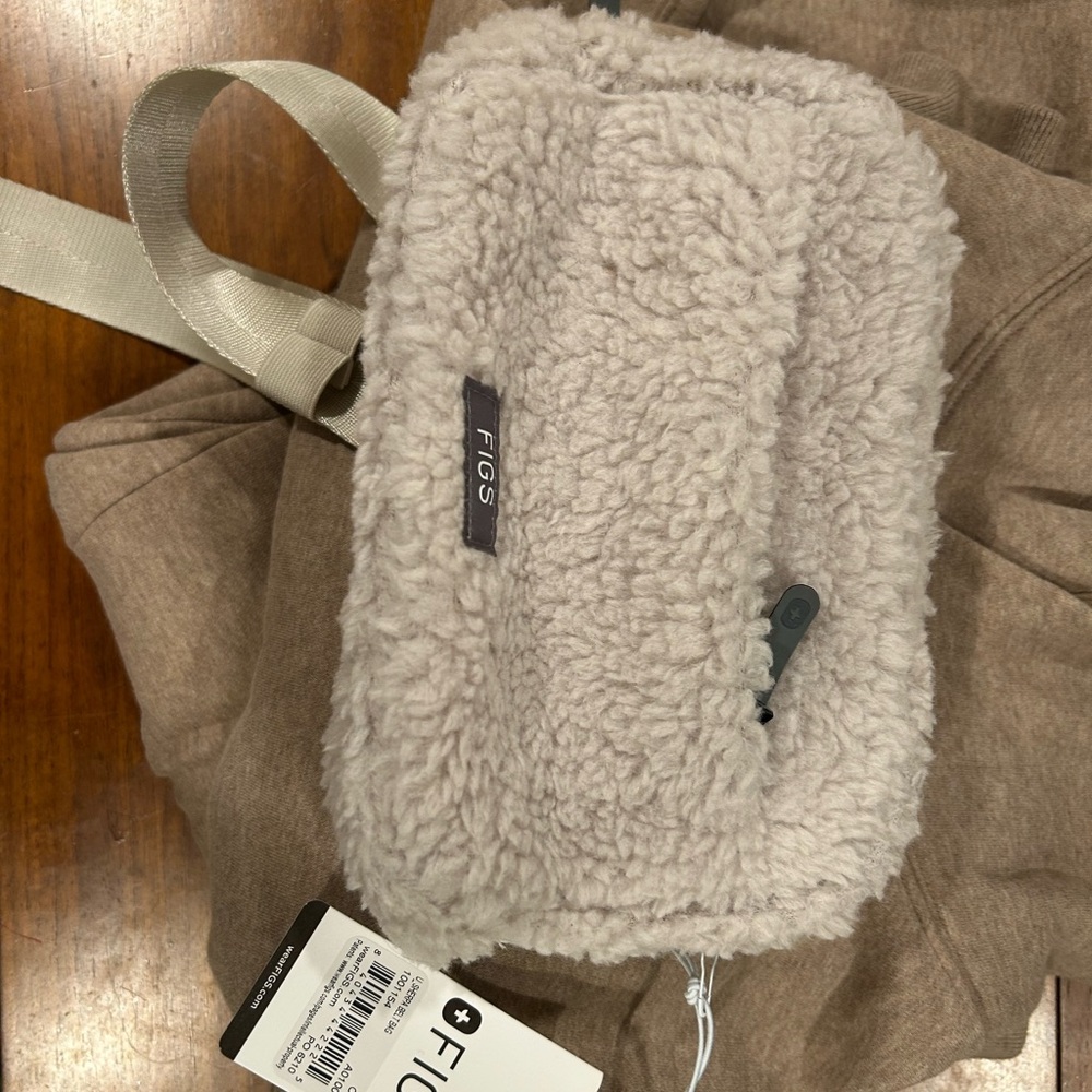 Figs unisex high pile belt bag in bone